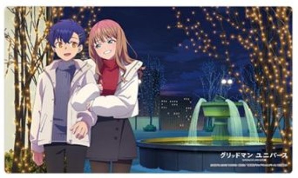 画像1: 【予約：5月25日(日)20時まで】カーテン魂／(株)キース　グリッドマン ユニバース　描き下ろしラバーマット（麻中蓬＆南夢芽／冬デート） (1)