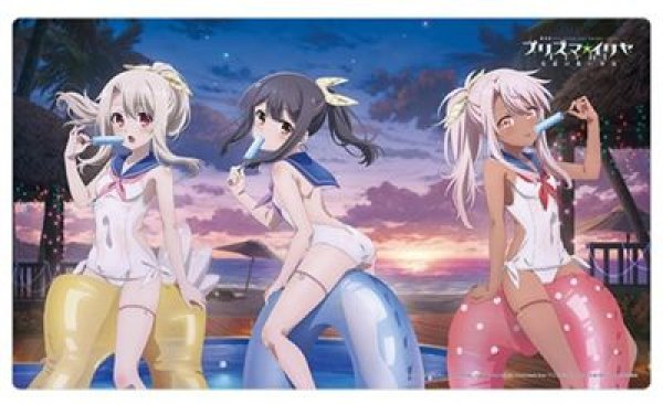 画像1: 【予約：10月25日(土)20時まで】カーテン魂／(株)キース　劇場版「Fate/kaleid liner プリズマ☆イリヤ Licht 名前の無い少女」　描き下ろしラバーマット（イリヤ＆美遊＆クロエ／セーラー水着） (1)