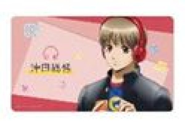 画像1: 【予約：12月20日(土)20時まで】アルマビアンカ　3年Z組銀八先生 描き下ろし 沖田総悟 ヘッドフォンver. マルチデスクマット (1)