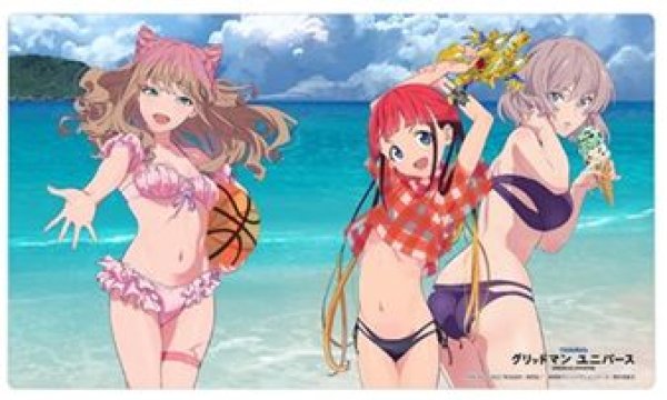 画像1: 【予約：2月24日(火)20時まで】カーテン魂／(株)キース　グリッドマン ユニバース　描き下ろしラバーマット（南夢芽＆飛鳥川ちせ＆ムジナ／水着） (1)