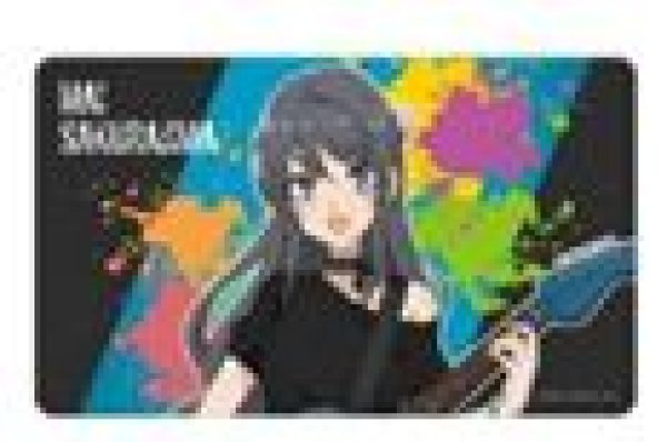 画像1: 【予約：4月21日(火)20時まで】アルマビアンカ　「青春ブタ野郎」シリーズ 描き下ろし 桜島麻衣 ギター演奏ver. マルチデスクマット (1)