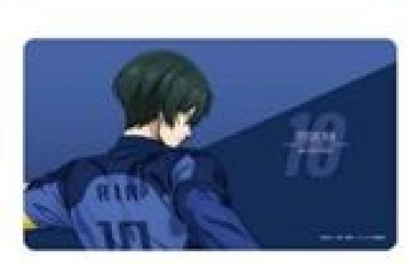 画像1: 【予約：6月7日(日)20時まで】アルマビアンカ　TVアニメ『ブルーロック』 描き下ろし 糸師 凛 戦う背中×雨ver. マルチデスクマット (1)
