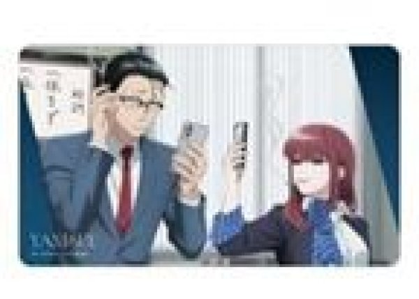 画像1: 【予約：10月3日(土)20時まで】アルマビアンカ　TVアニメ「スーパーの裏でヤニ吸うふたり」 描き下ろし 佐々木&田山 if ふたりが同じ職場だったらver. マルチデスクマット (1)