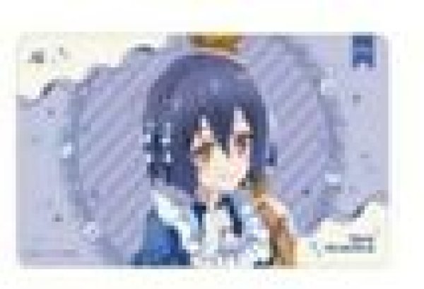 画像1: 【予約：10月11日(日)20時まで】アルマビアンカ　劇場版『ゾンビランドサガ ゆめぎんがパラダイス』 描き下ろし 水野 愛 お座りケーキver. マルチデスクマット (1)