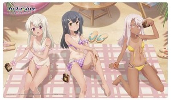 画像1: 【予約：10月24日(土)20時まで】カーテン魂／(株)キース　劇場版「Fate/kaleid liner プリズマ☆イリヤ Licht 名前の無い少女」　描き下ろしラバーマット（イリヤ＆美遊＆クロエ／日焼け） (1)