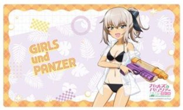 画像1: 【予約：11月24日(火)20時まで】カーテン魂／(株)キース　ガールズ＆パンツァー 最終章　描き下ろしラバーマット（逸見エリカ／水鉄砲 日焼けVer.）【再販】 (1)